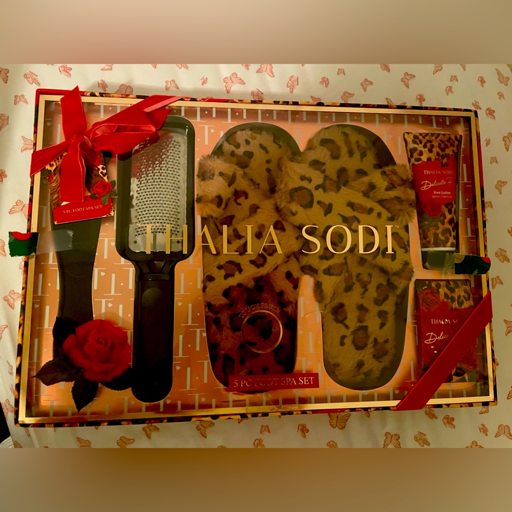 Thalia Sodi Red Rose Foot Spa Set